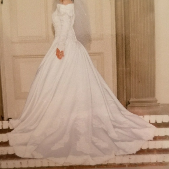 Wedding dress - Picture 2 of 3